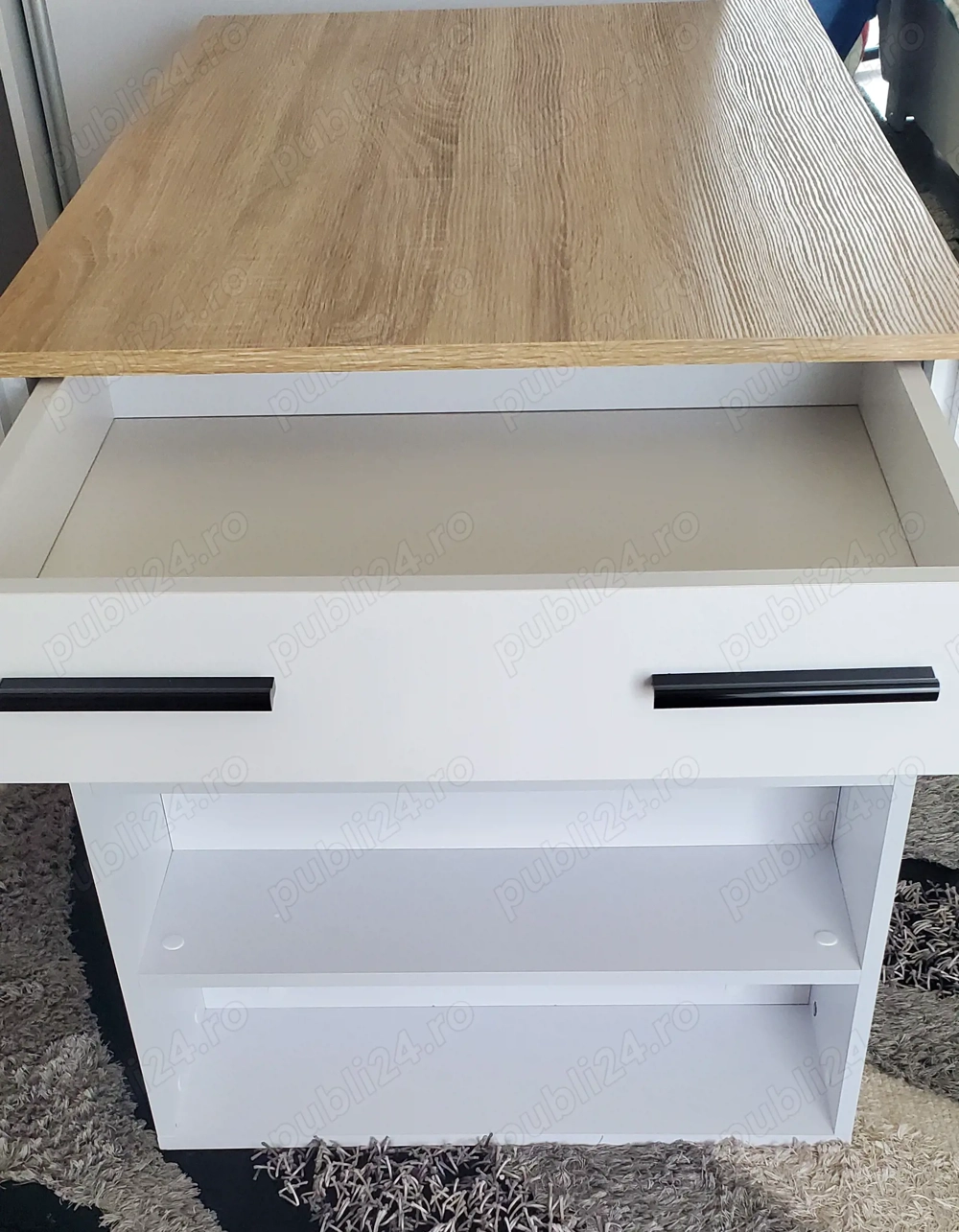 Masă nouă de bucătărie cu rafturi și sertar