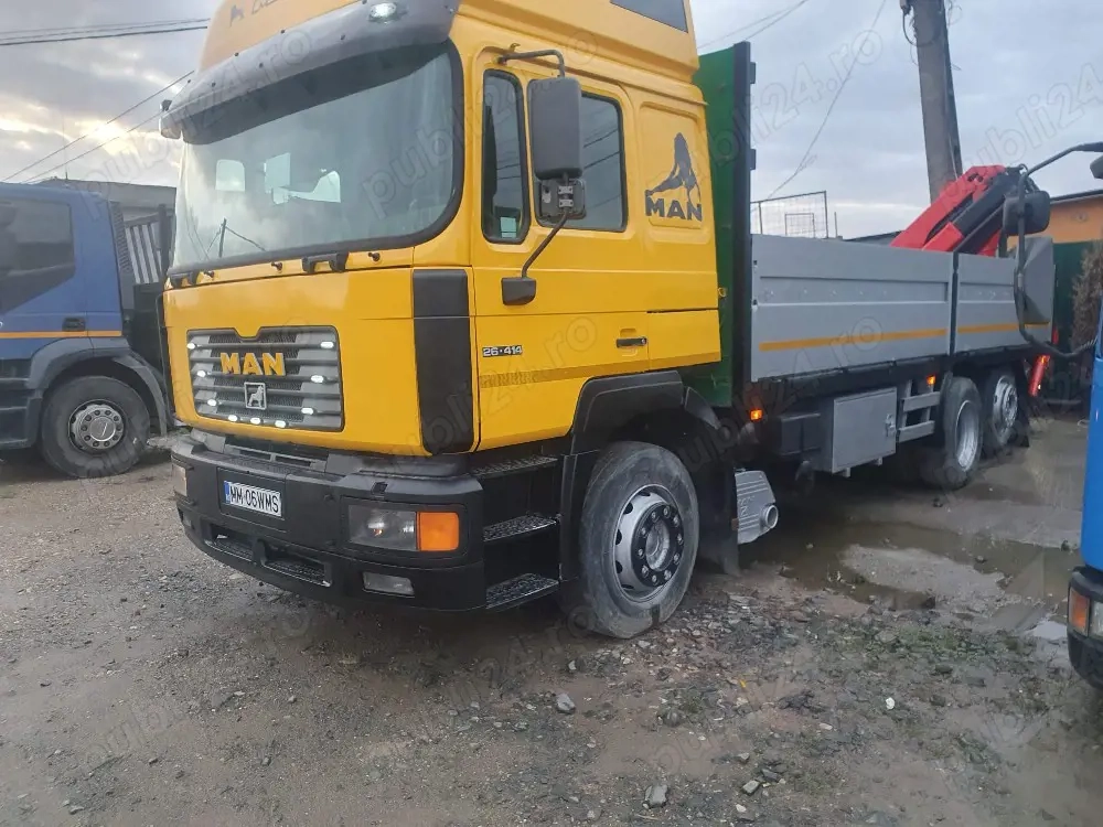 Camion MAN cu macara
