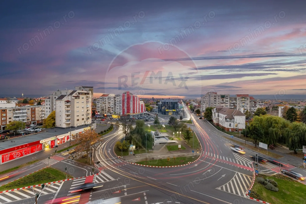 Apartament de vânzare cu 4 camere decomandat - Zona Intim