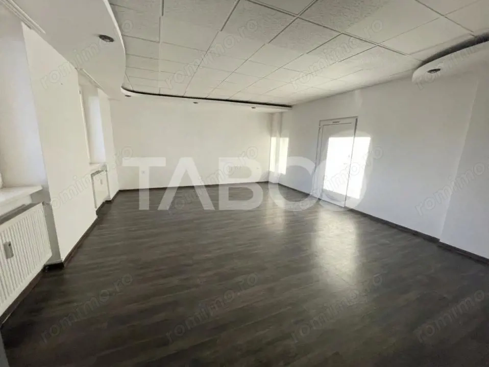 Spatiu comercial la strada 3 camere 150 mpu curte parcari Terezian