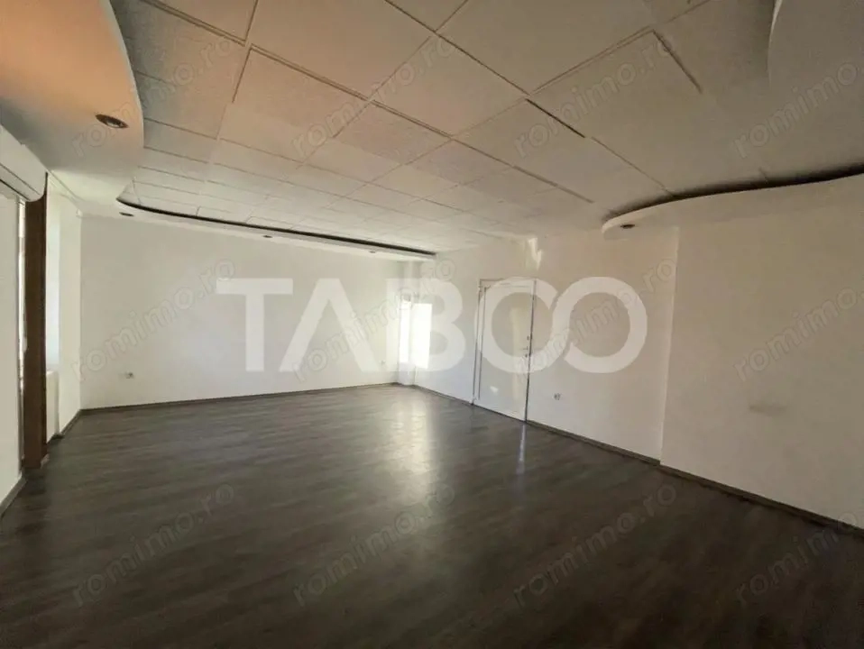 Spatiu comercial la strada 3 camere 150 mpu curte parcari Terezian