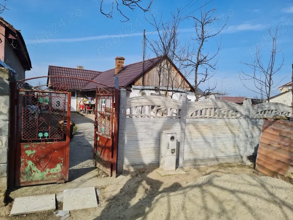 Vand teren cu casa batraneasca
