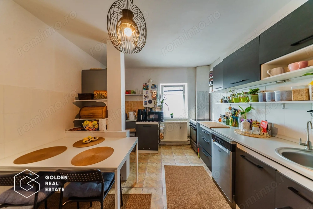 Apartament 4 camere, langa campusul UVVG, decomandat, etaj 3, comision 0%