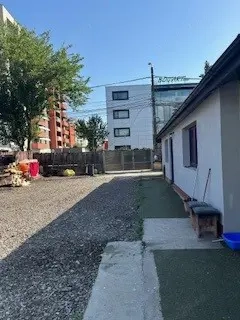 inchiriez casa , curent trifazat si  cu curte mare , langa Scoala British