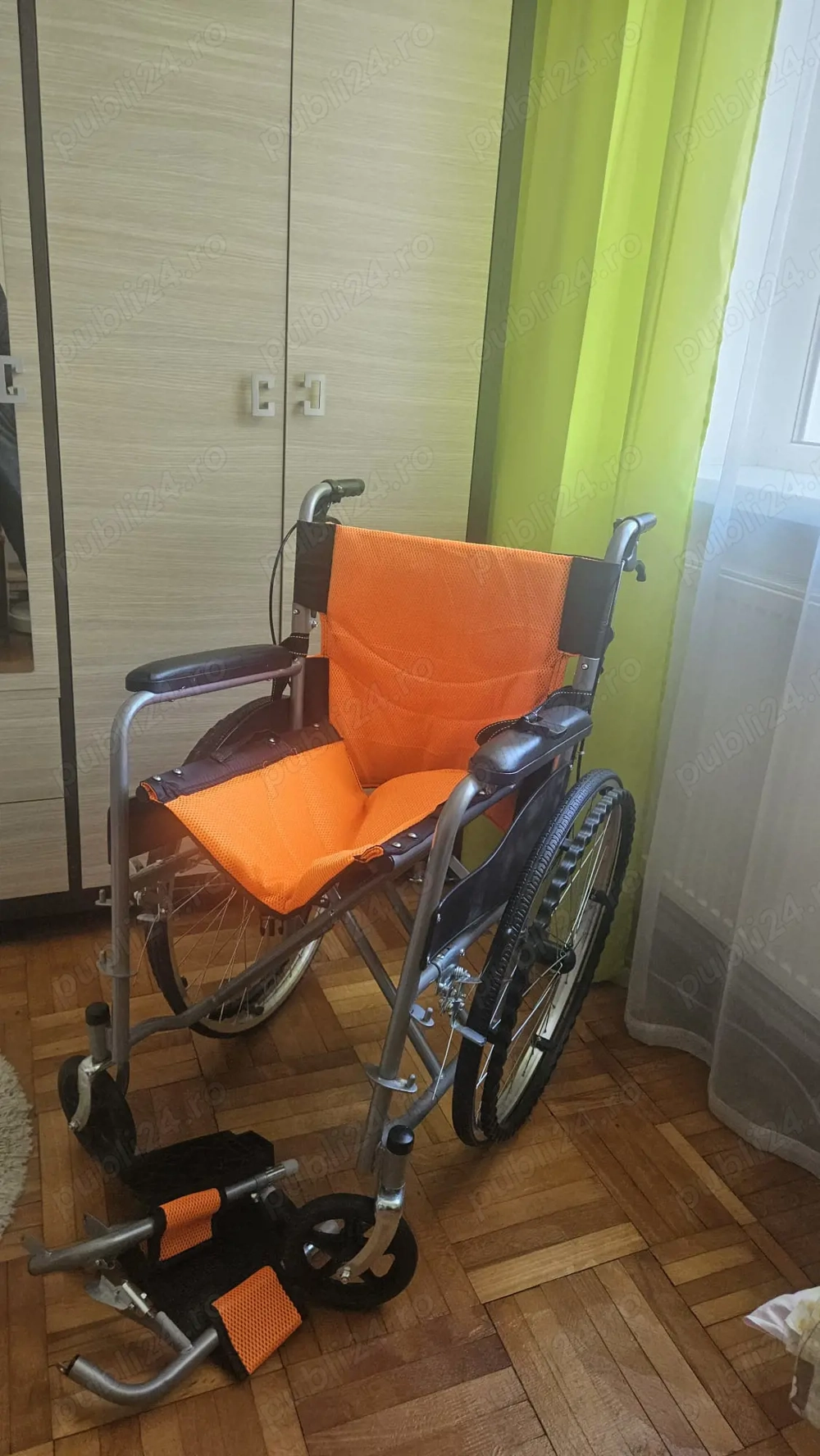 Vand scaun cu rotile nou