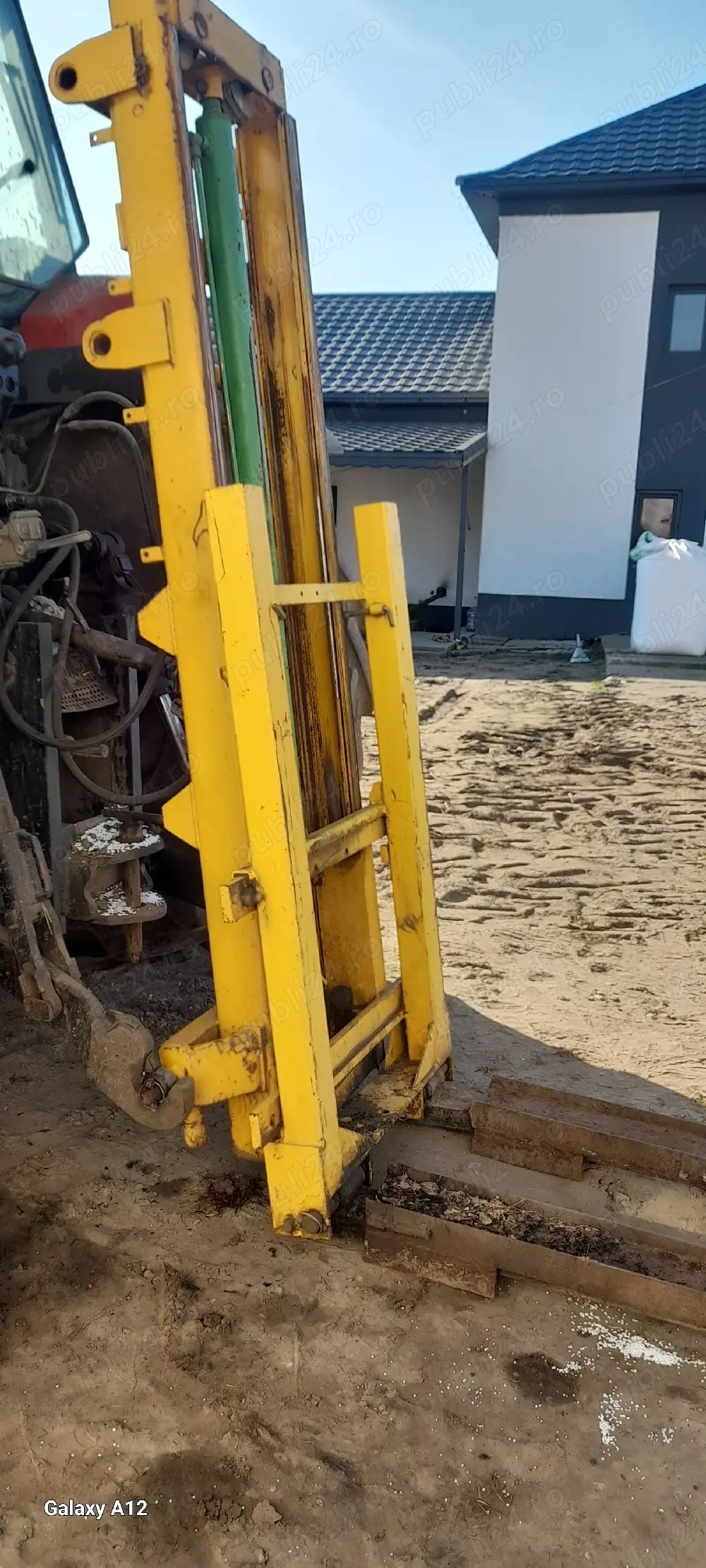 Vând incarcator stivuitor pe tiranti 