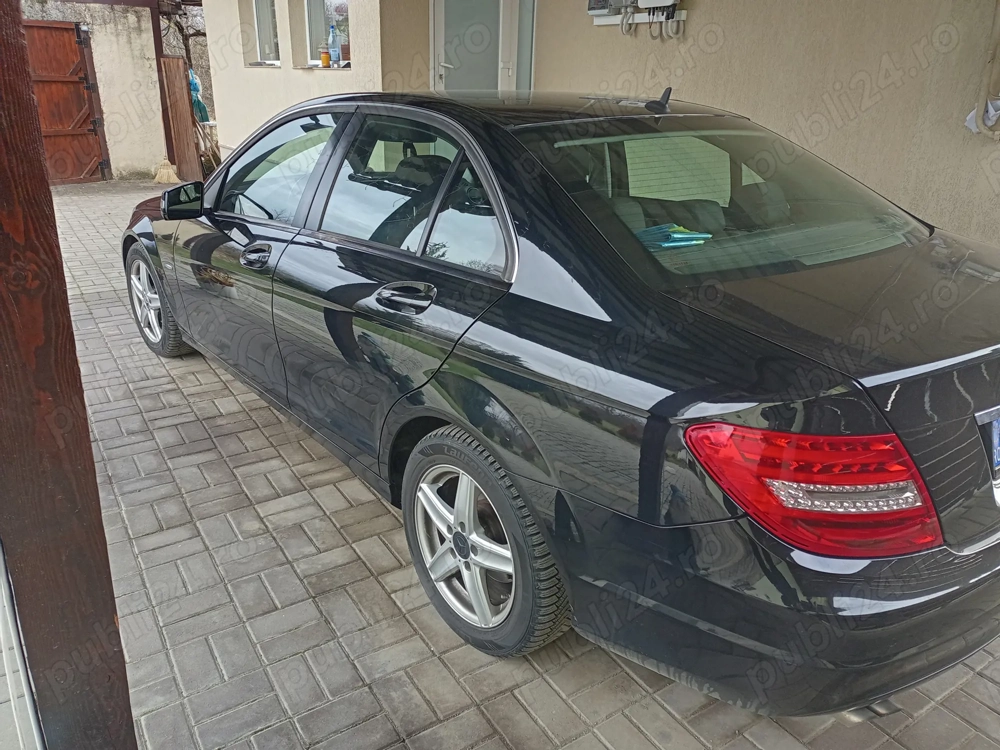 Vând Mercedes C 180