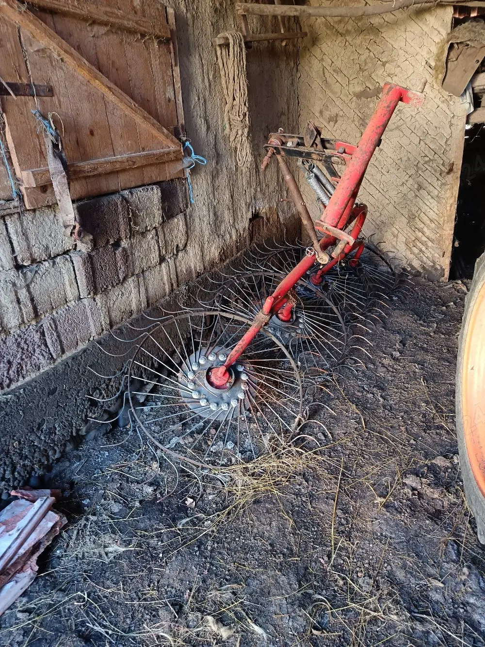 Vând greblă tractor