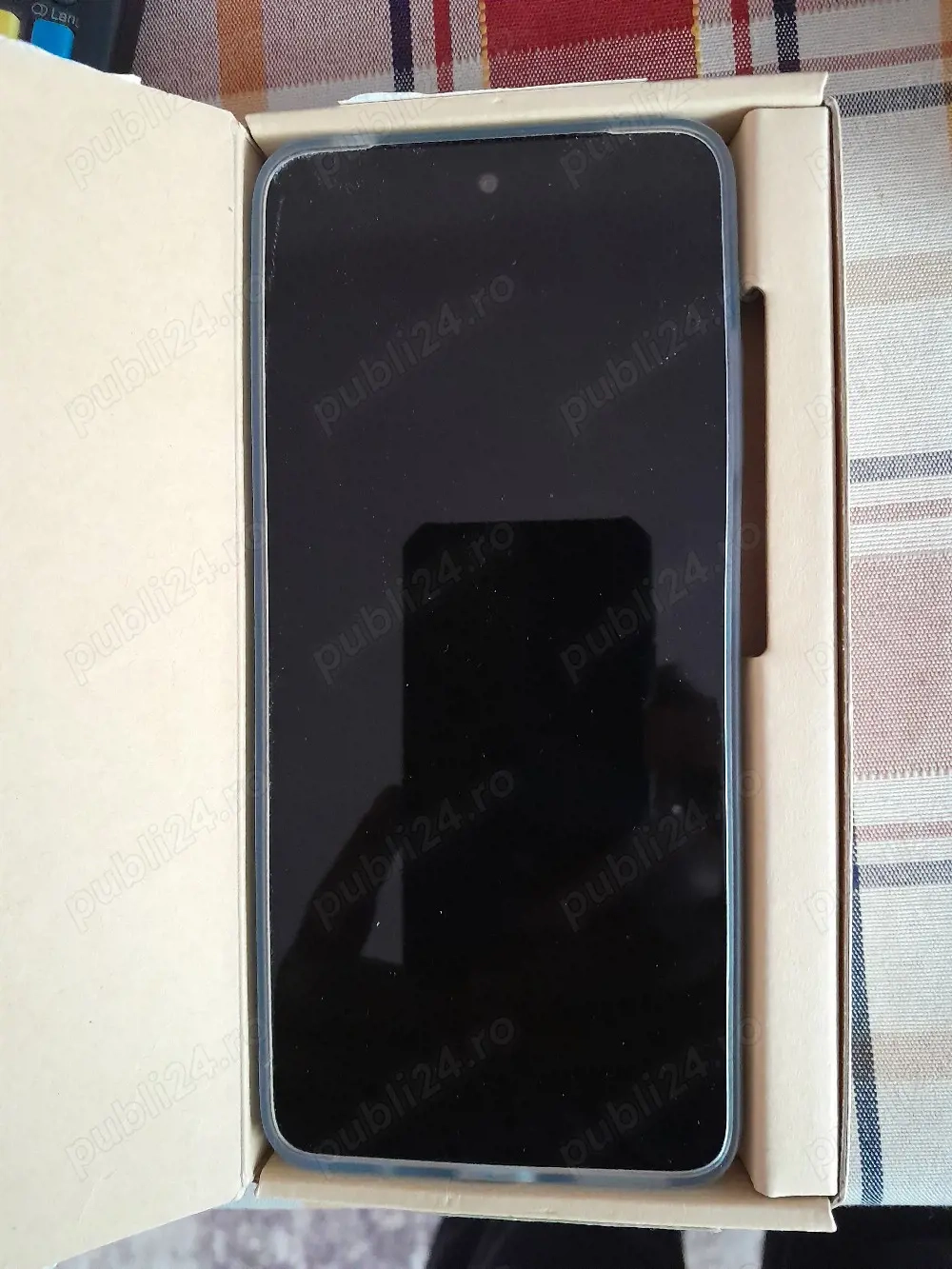 Vând un telefon nou și rezistent 