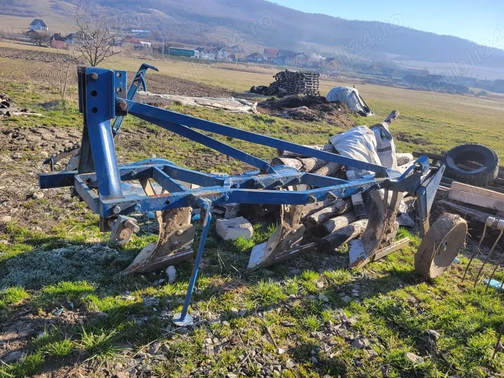 Vând plug Rabewerk cu trei brazde