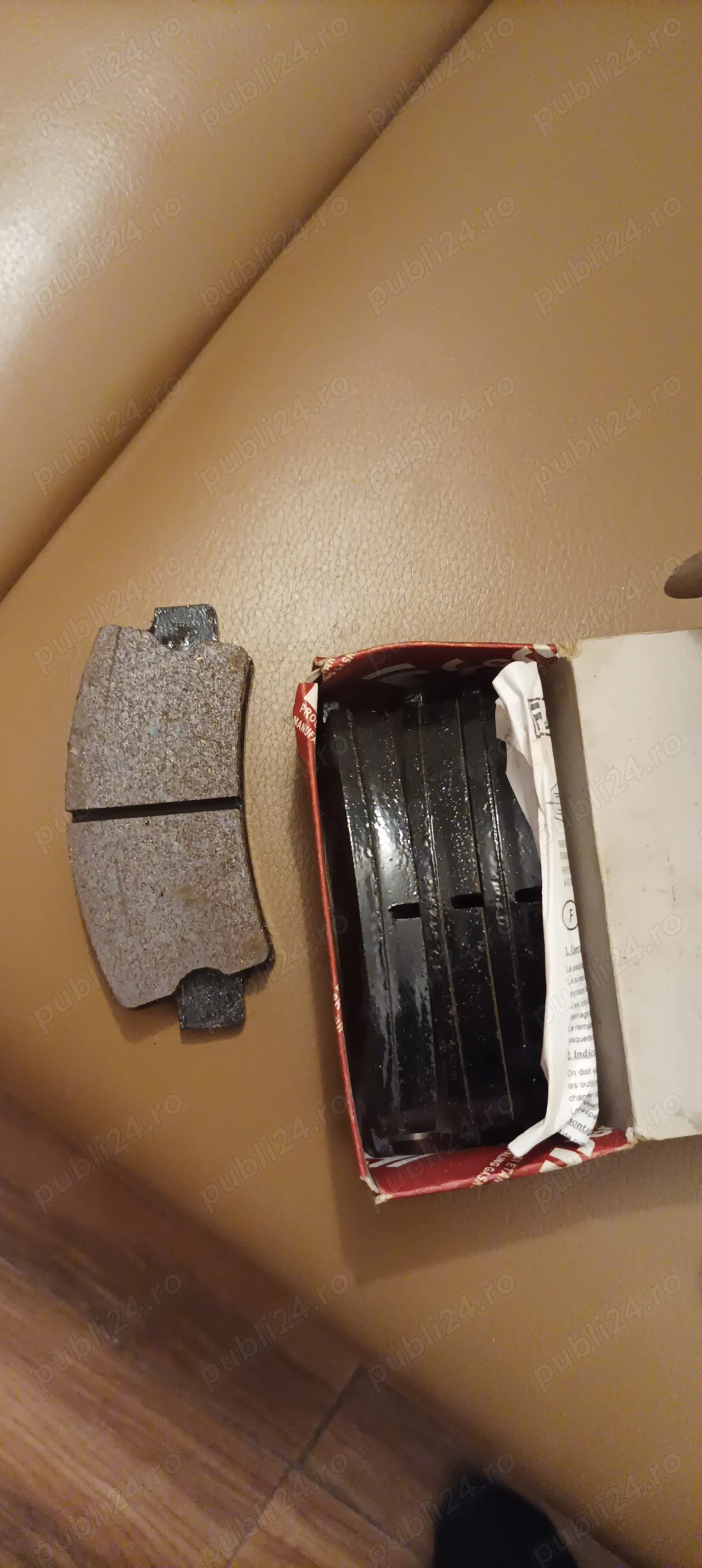 Vând demaror Dacia 200 lei, praguri ornamentale 100 lei, Set plăcuțe frână Fartec 30 lei.