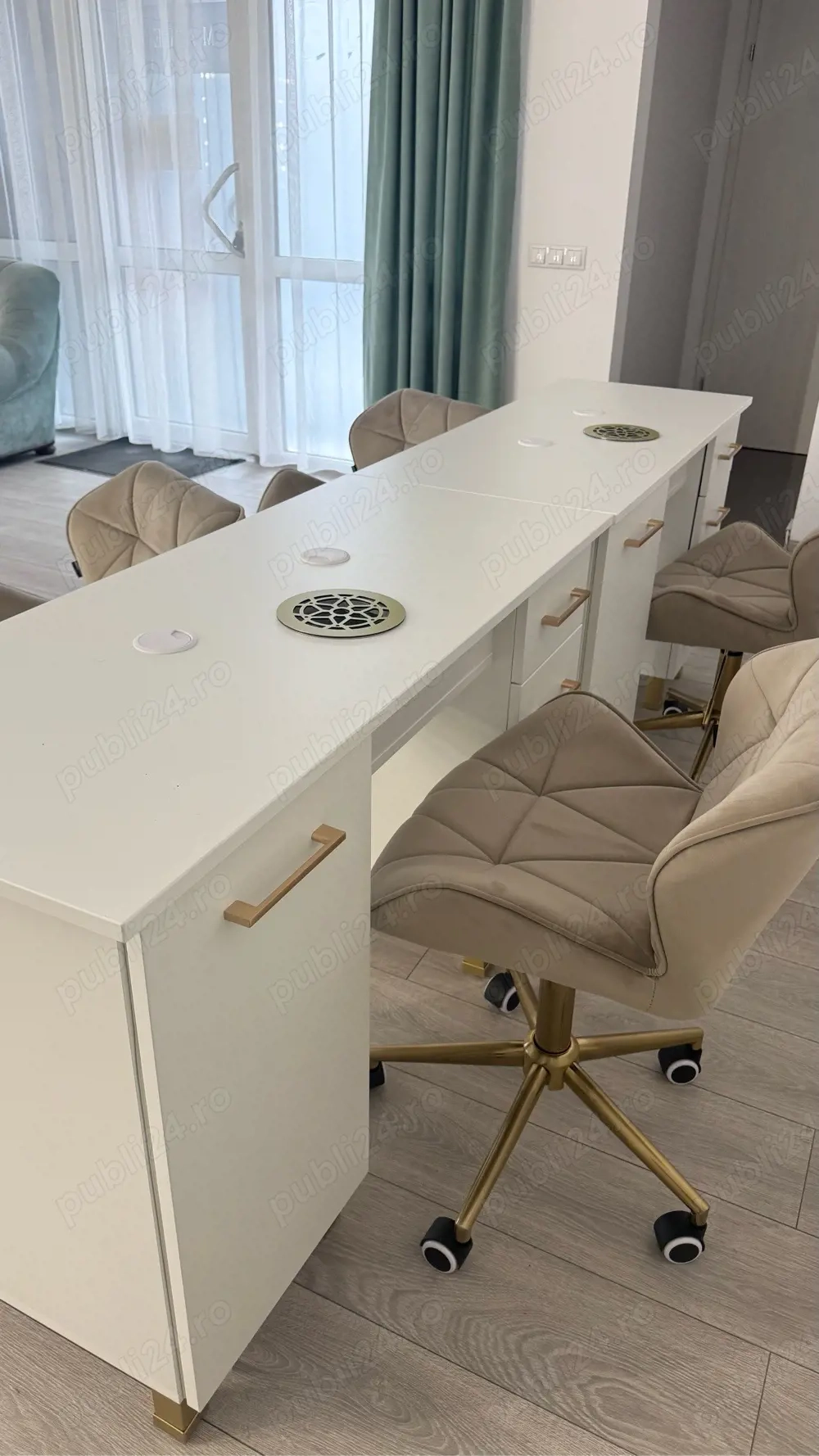 Inchiriez masa manichiura in salon 