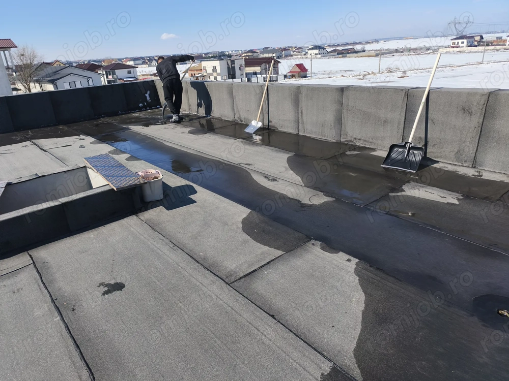 executam hidroizolație 