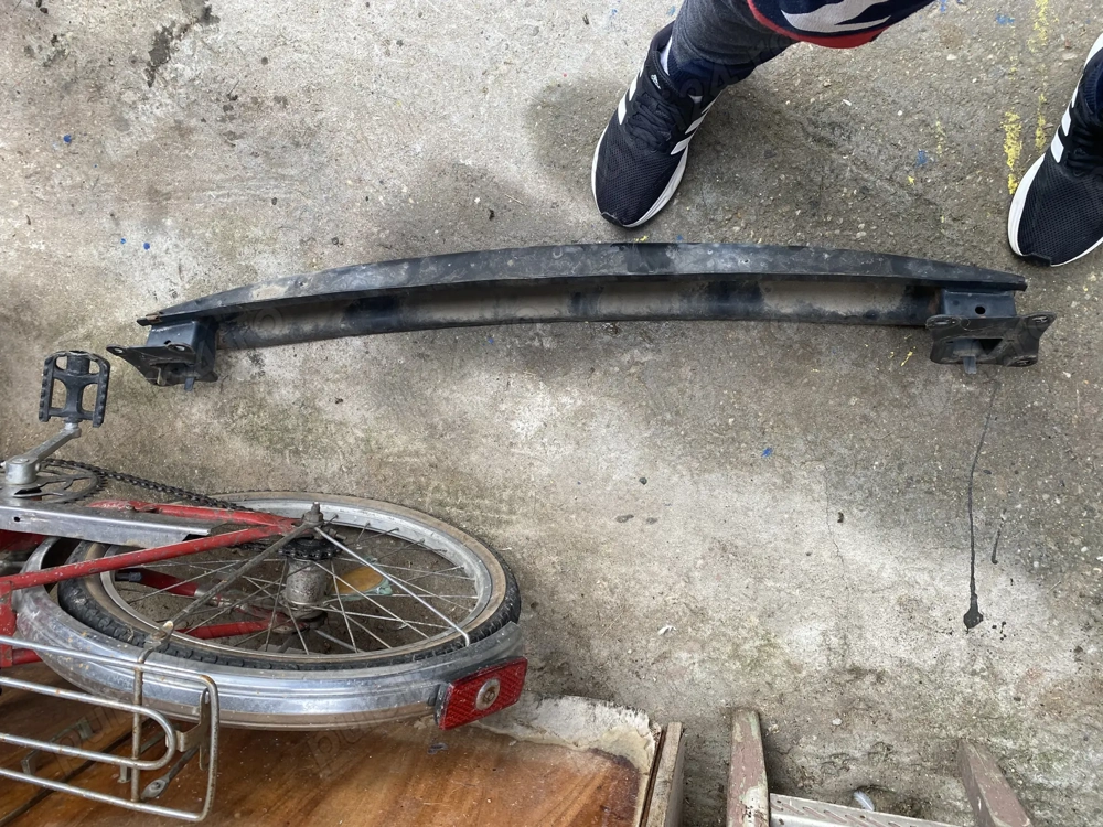 Vând armătură spate Golf 5