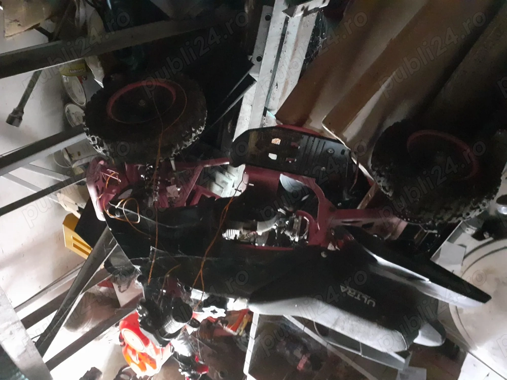 Vand atv roz pe benzină 