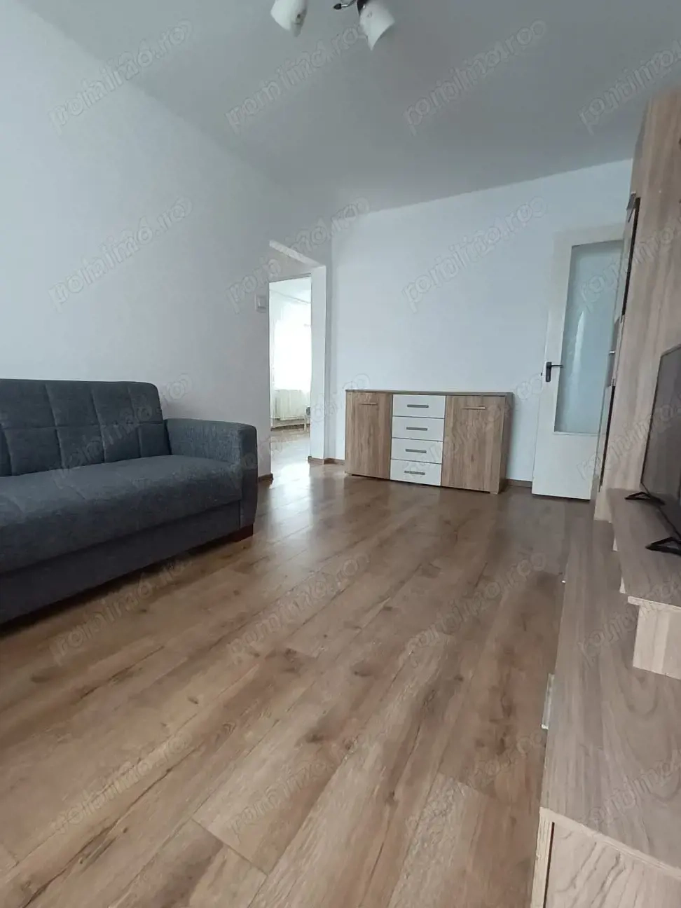 Inchiriez ap.semidecomandat 3 camere in Zona Circumvalatiunii, et.3, suprafata utila de 45 mp.