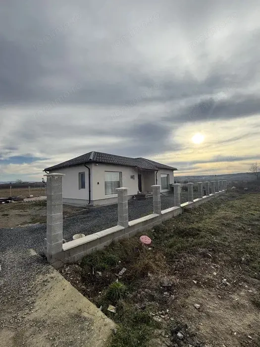 Casă modernă 2025, 92 mp utili, 7.5 ari teren – mobilată și utilată complet.