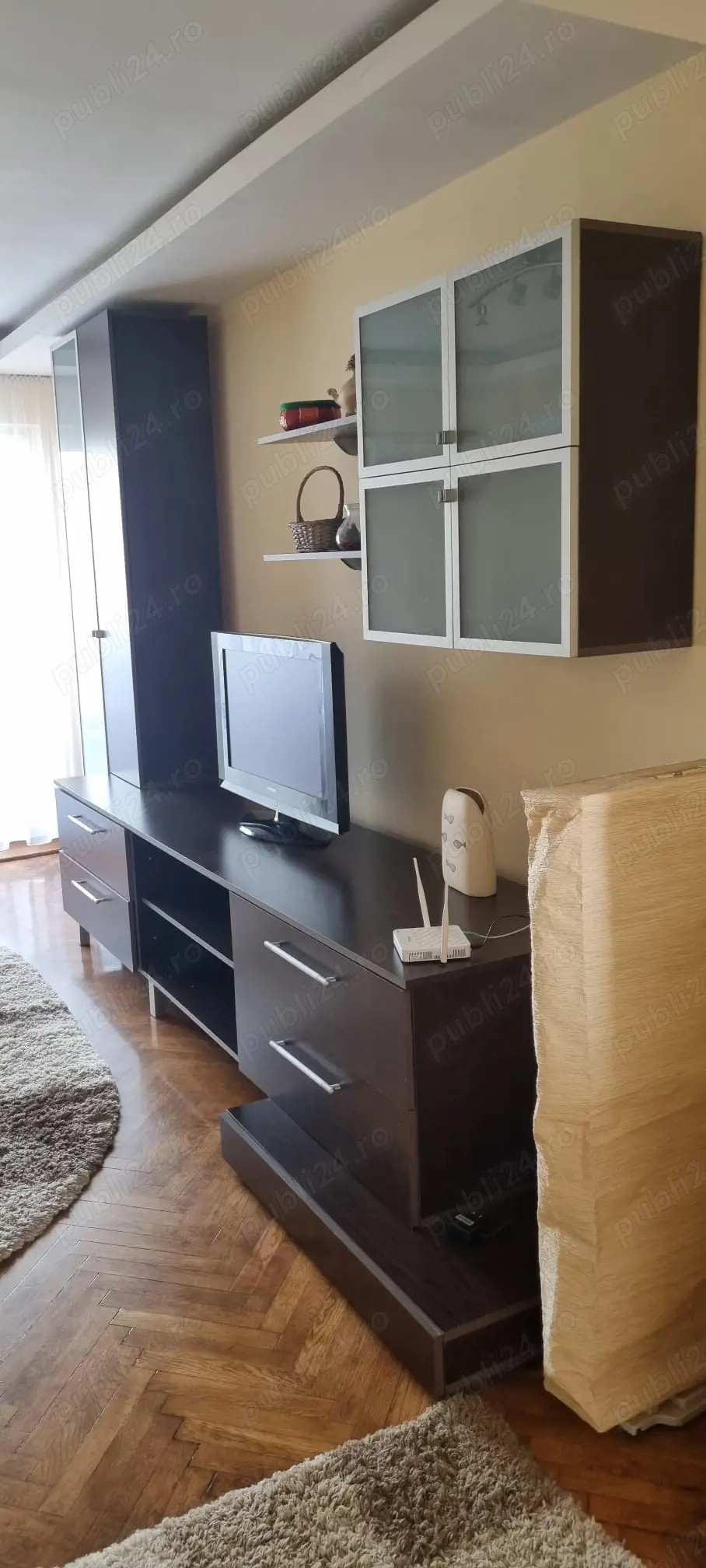 Inchiriez apartament cu 3 camere in Tudor, modificat si amenajat complet mobilat.