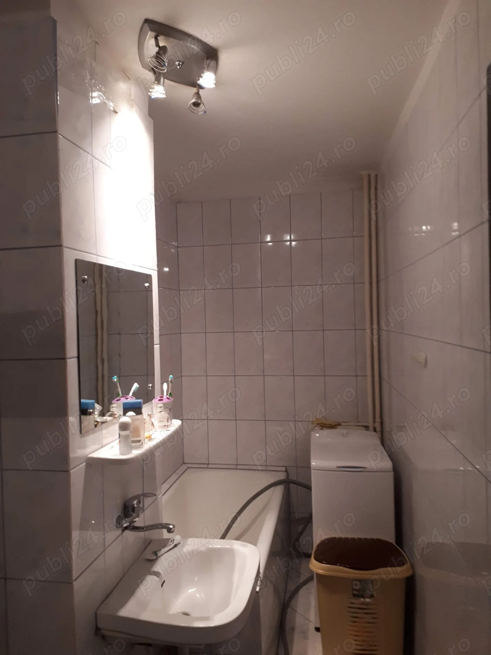 Vanzare garsoniera 1 minut metrou Costin Georgian