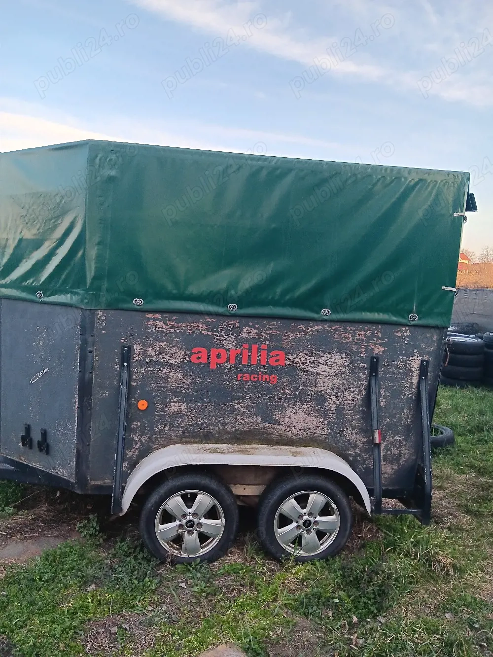 ce se vede in poze multe genți de aluminiu si remorci transport caii