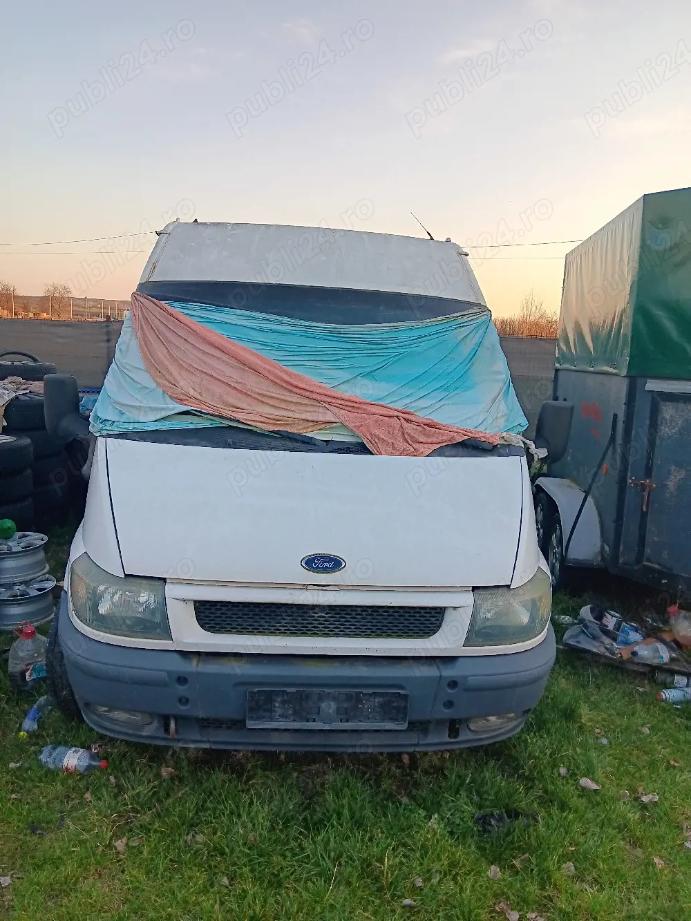 ce se vede in poze multe genți de aluminiu si remorci transport caii