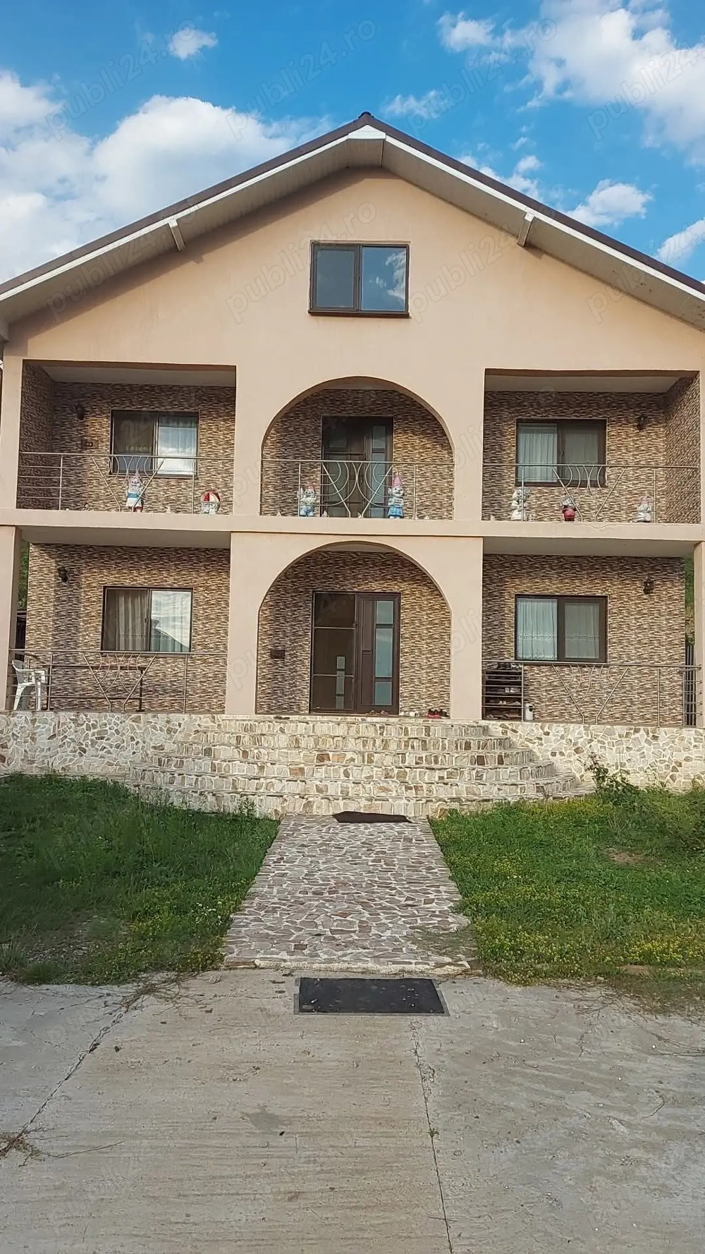 Casa de vânzare în Homocea spre Lespezi parter plus etaj teren 3000m2. 