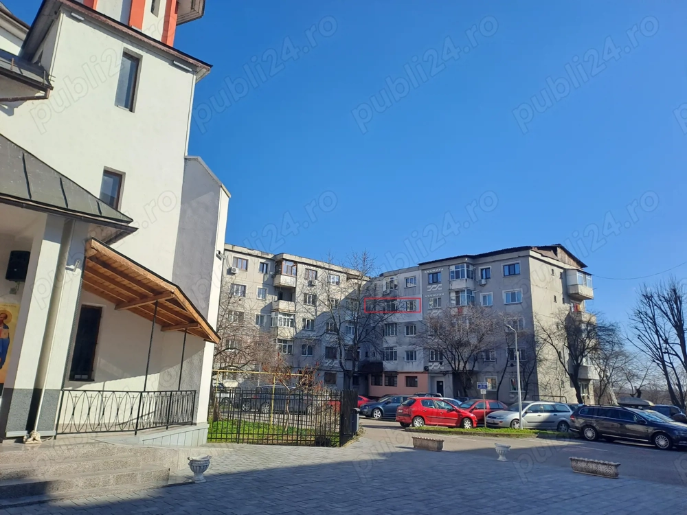 Proprietar   vând apartament 3 camere, decomandat, zona Shopping City 