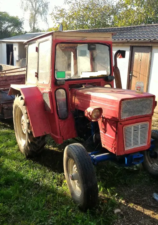 Tractor U 445 cu 2 manete si 5 utilaje