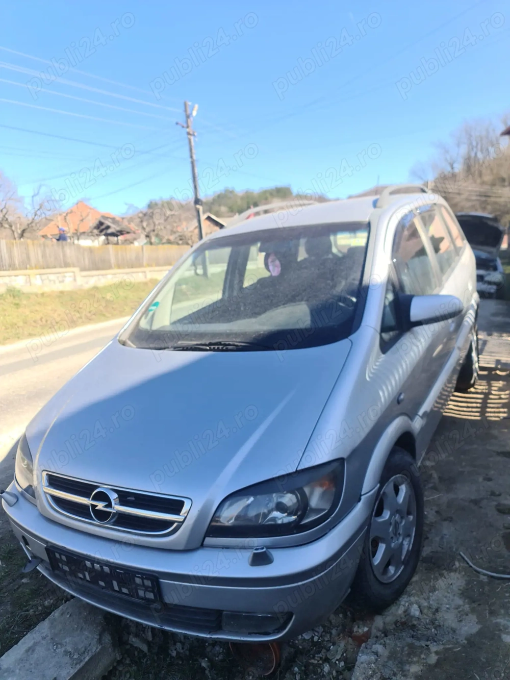 Dezmembrez sau vand întreaga 