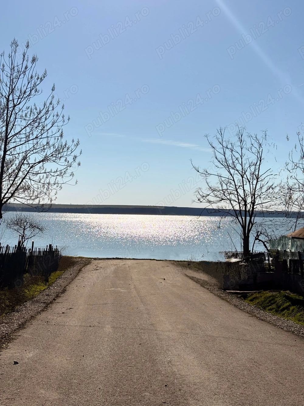 Vând casa la curte comuna Ulmu, judet Calrarasi la 200 m de lac!