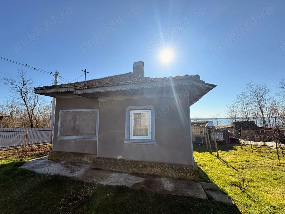 Vând casa la curte comuna Ulmu, judet Calrarasi la 200 m de lac!