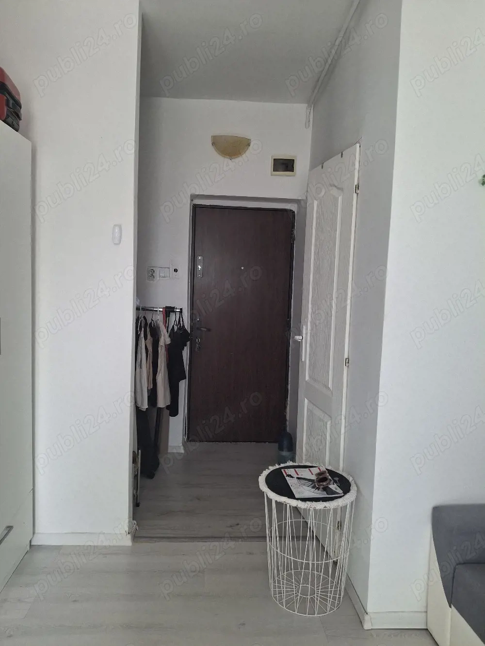 Vand garsonieră de 20 mp. la pretul de 35000 negociabil.