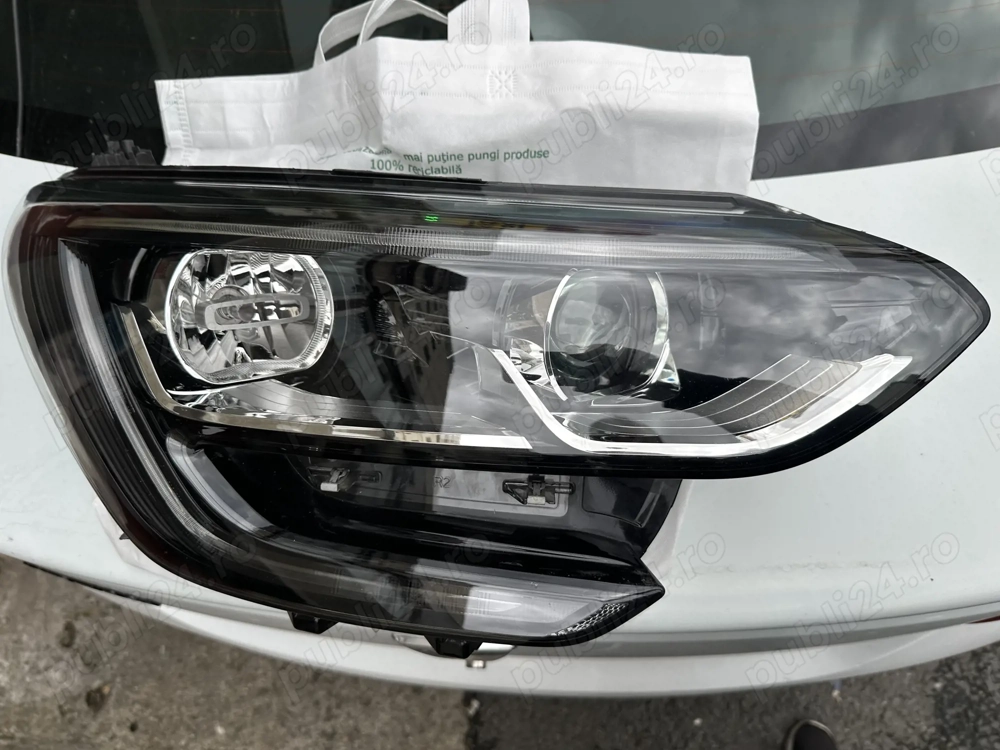 Vând far dreapta Led pure vision și far dreapta halogen ( ambele au urechile rupte ) fibra led alba