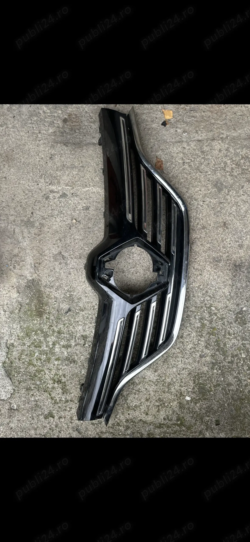 Vând Grilă Renault Megane 4 fără sigla radar ( distronic )