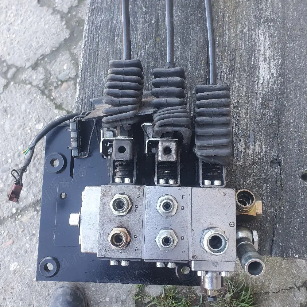 Distribuitoare cu 3 manete