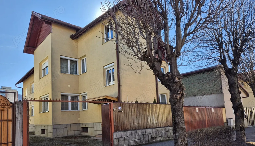 Vila cu 2 apartamente spatioase si teren de 670 mp.