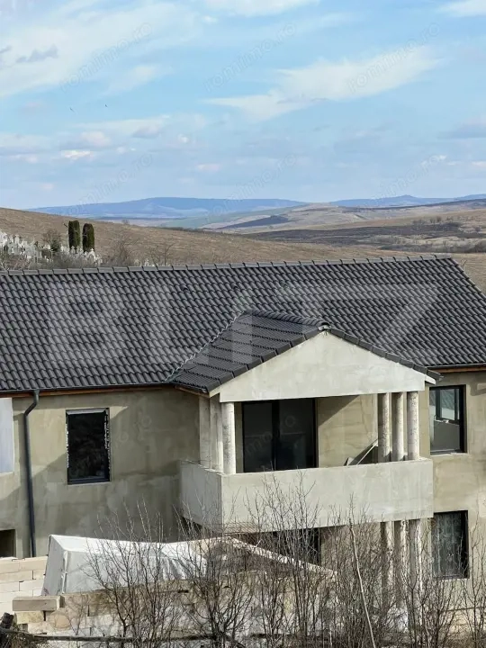Casă cu 4 camere cu panoramă în centrul Dezmirului!