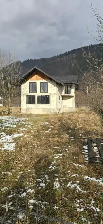 Casa etaj la rosu, 150 mp utili, 2460 mp teren, Campulung Moldovenesc 