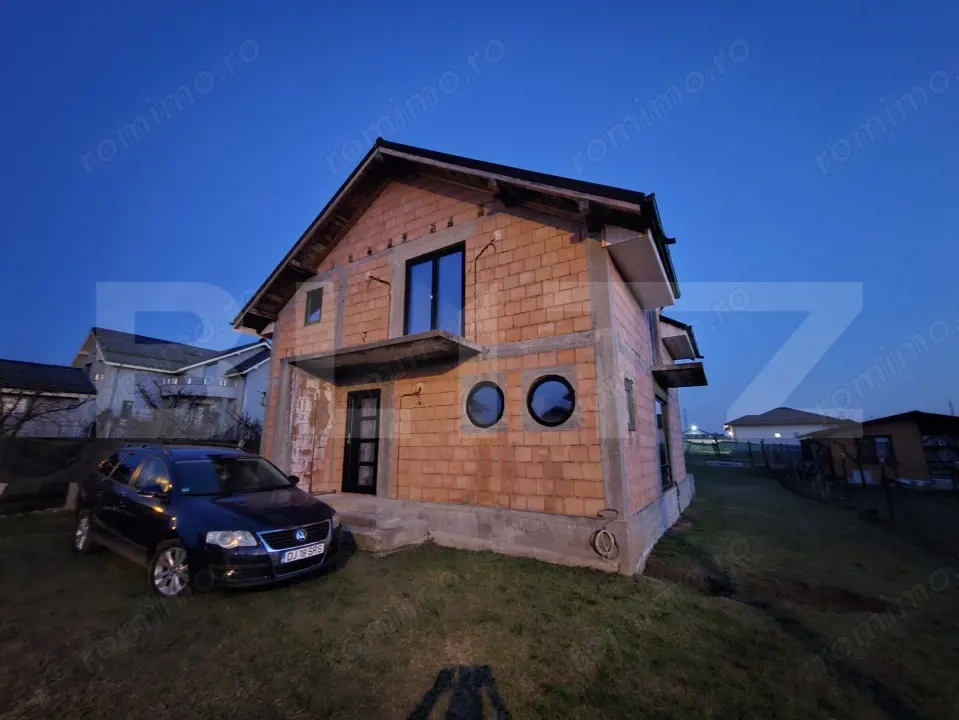 Casa la rosu, P+M, 120 mpu, teren 800 mp, zona Simnicu de sus