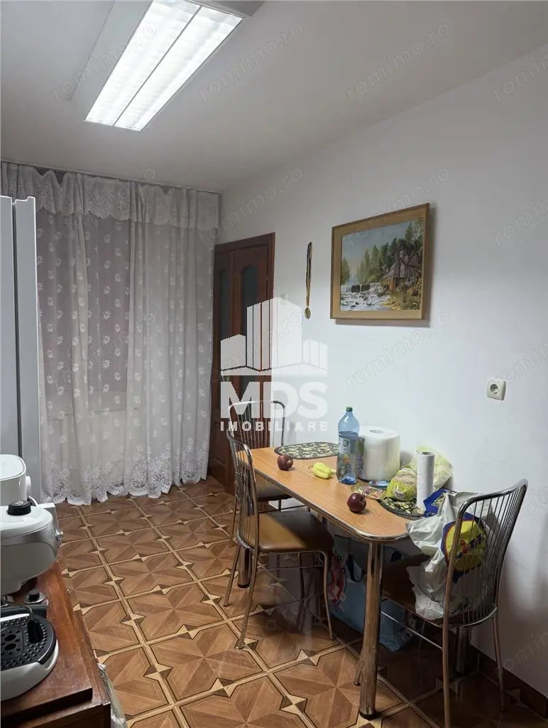 Etaj 1 cu 2 bai si 2 balcoane si garaj sub bloc