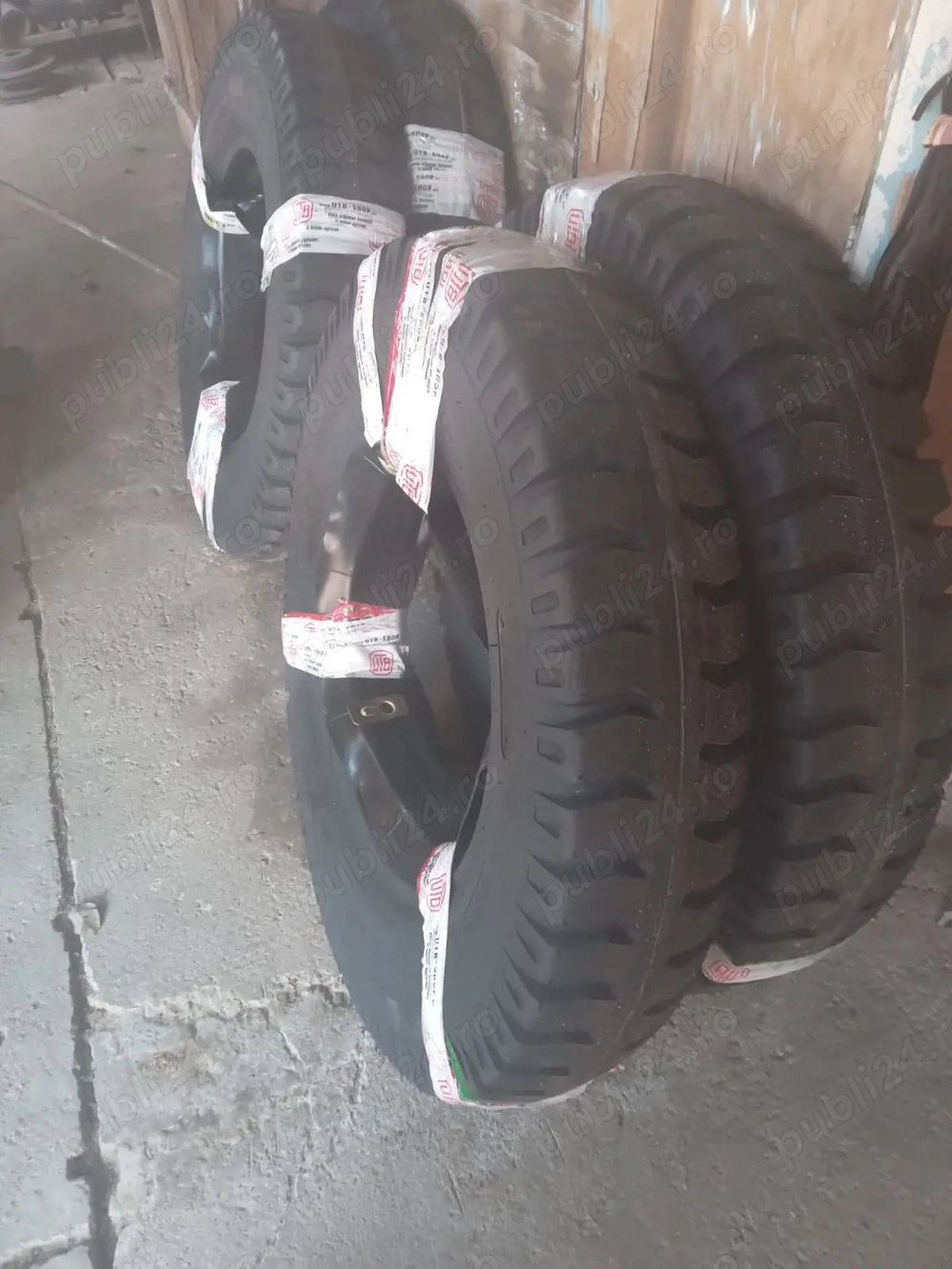 Vand 3 cauciucuri noi 825 20 cu tot cu camere si gulere 