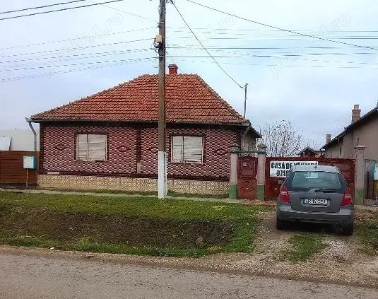 Casă de vânzare,  la șosea, zonă centrală, disponibila in 2 rate, in zonă foarte centrală