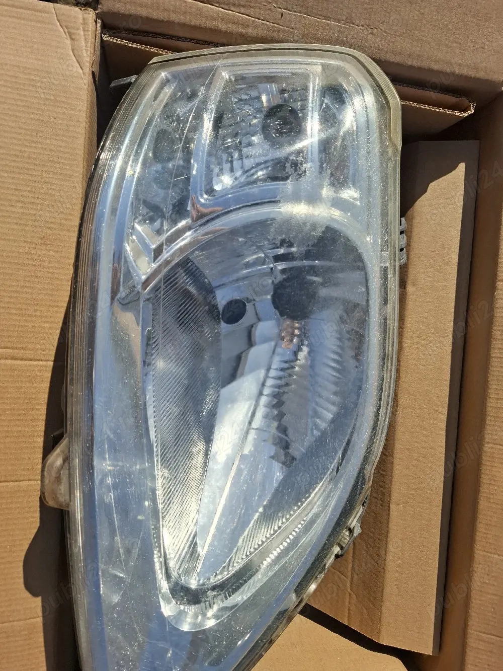 vand aripă stânga ,far dreapta Dacia logan 2008