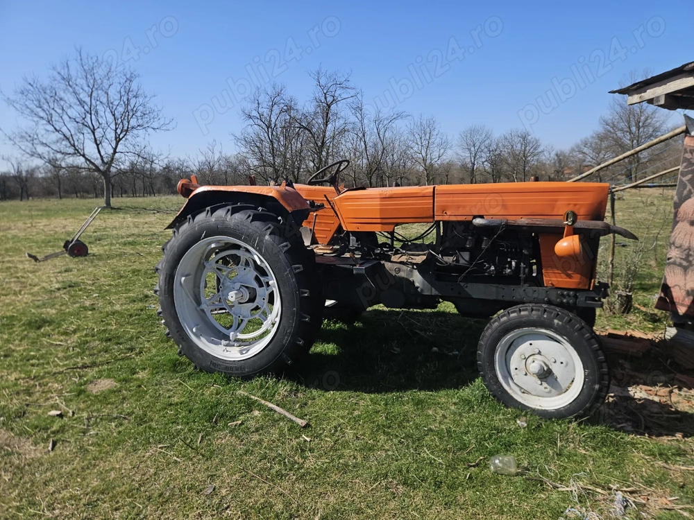 Vand tractor cu plug si grapa 