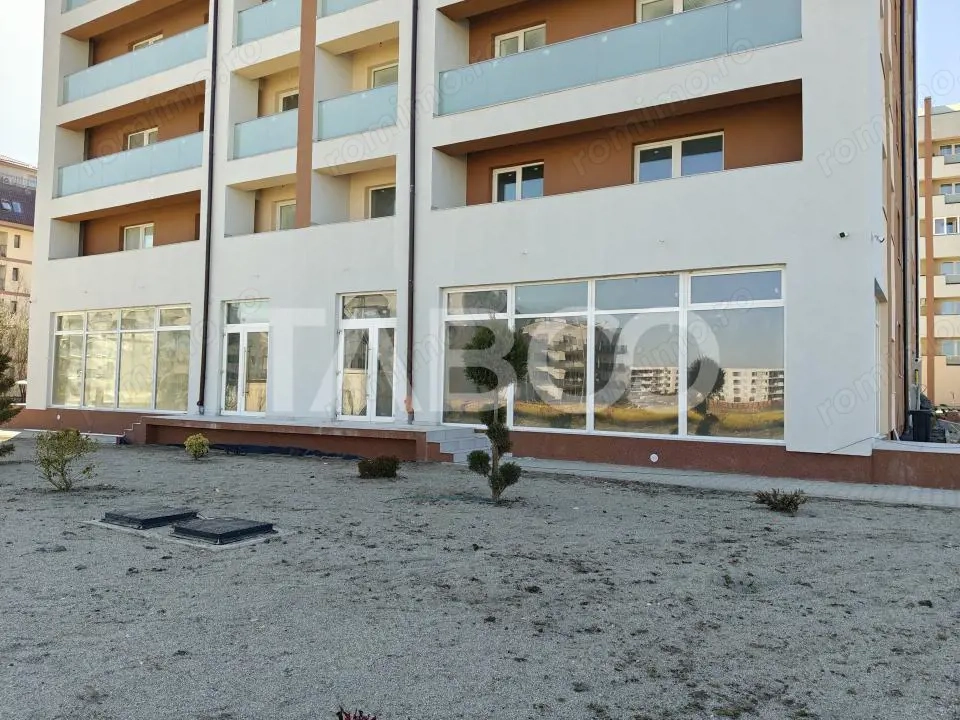 Spatiu comercial 84 mp cu vitrina si 4 locuri de parcare de inchiriat