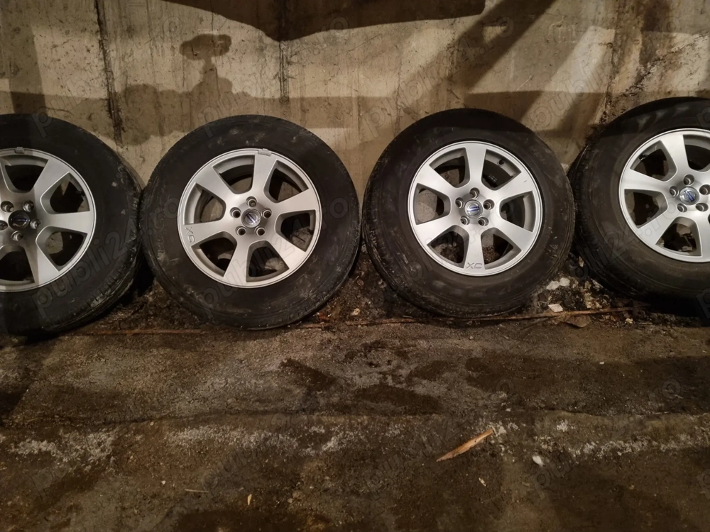 Anvelope vara Pirelli 235/65/17 108V cu jante aliaj.