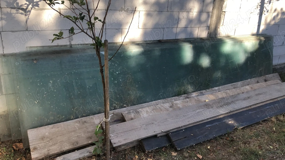 Geamuri de vânzare de 4 m lungime 80-90 cm lățime și 1 cm grosime 