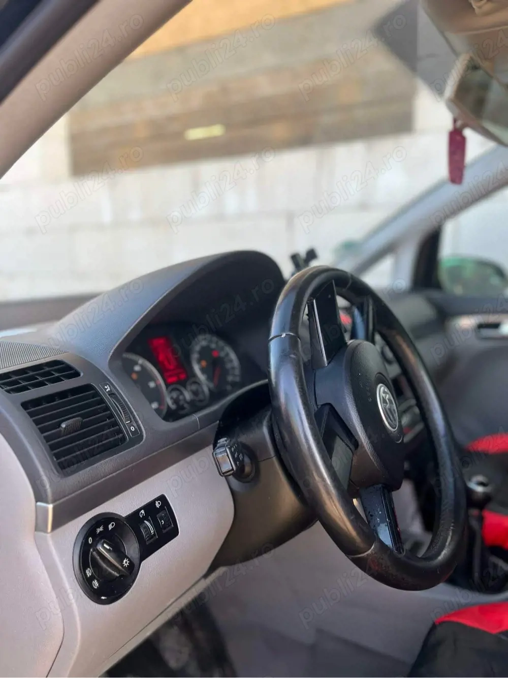 Vând Volkswagen Touran