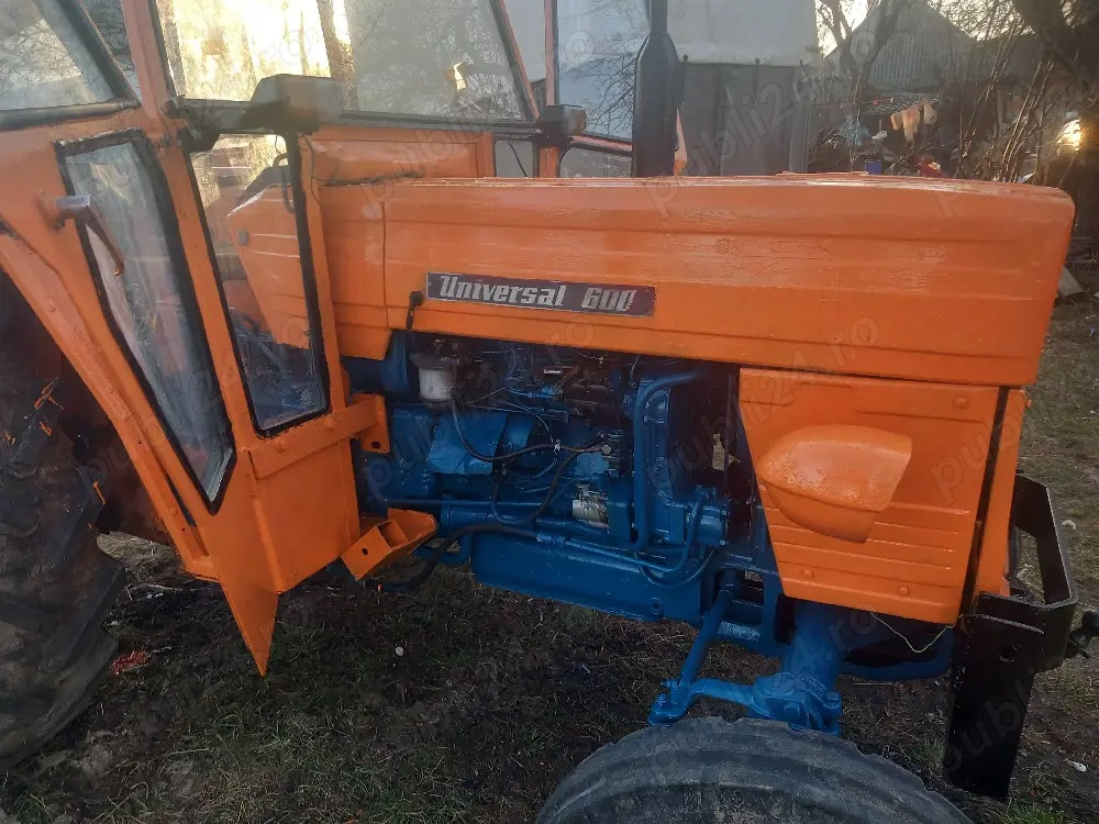 Vând tractor Universal 600