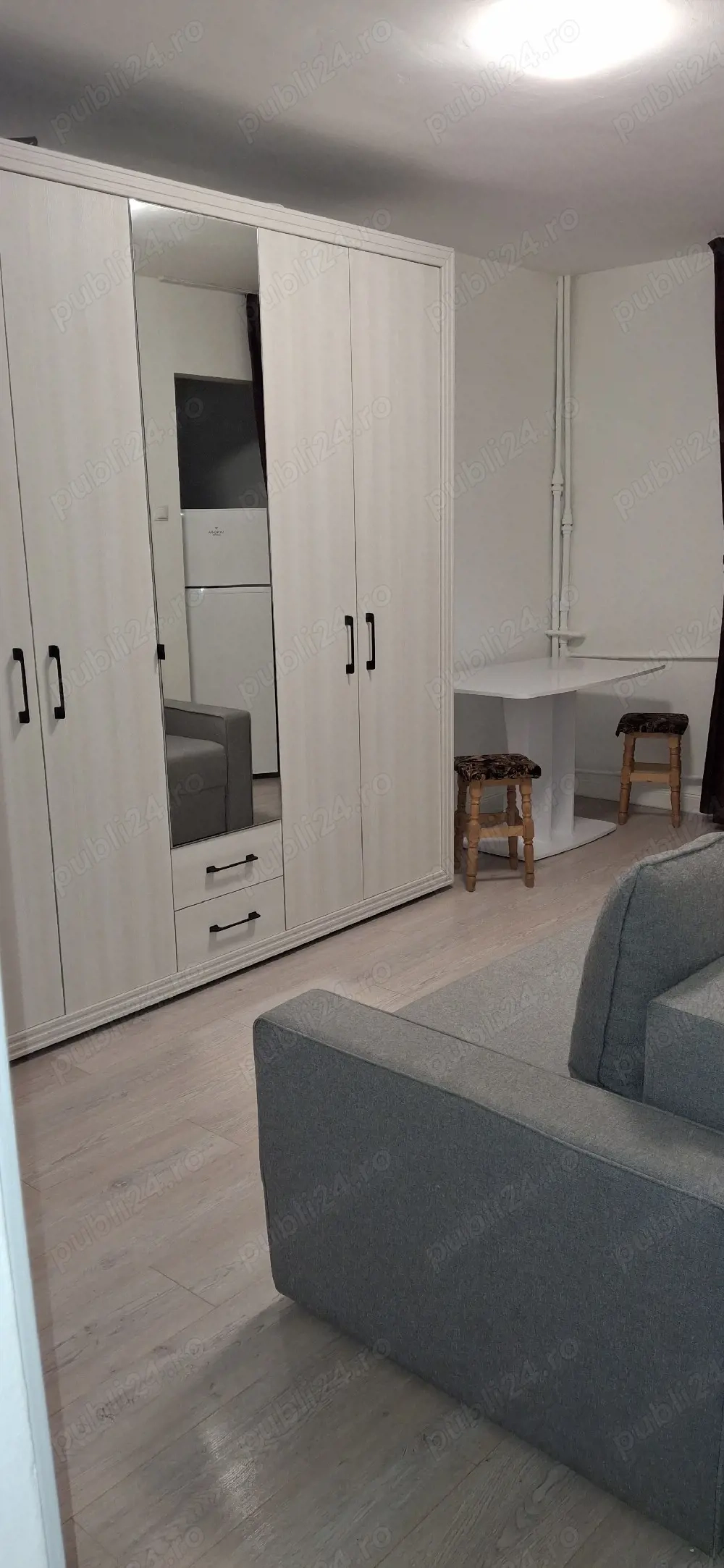 Dau in chirie garsonieră decomandată în Rogerius 